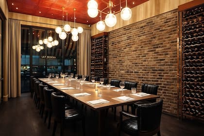 Hasta 20 invitados pueden celebrar en el salón privado, que ofrece menú especial para la ocasión