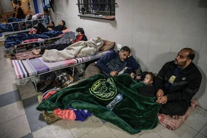 Hasta 7.000 personas se refugian en los pasillos y exteriores del principal hospital de Jan Yunis