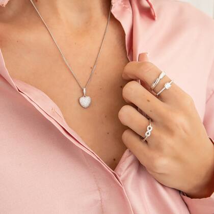 Hasta el conjunto más simple puede ganar sofisticación con las joyas adecuadas