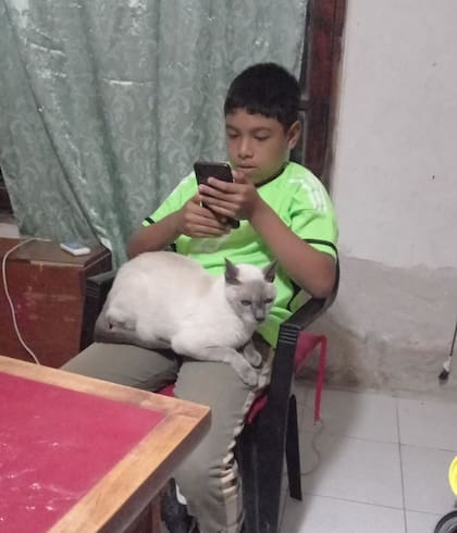 Hasta el nieto de 9 años de Elena hallaba a Nany León acurrucado sobre sus piernas mientras jugaba con el celular.