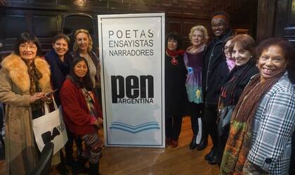 (De izq. a der.) Emi Kasamatsu, de PEN Paraguay; Emma Wadsworth, Coordinadora de las Américas; Rosalía de Pueblos Indígenas; Romana Cacchioli, de PEN Internacional; Luisa Valenzuela, Jennifer Clement, Kettly Mars, de PEN Haiti; Alicia Quiñones, de PEN México; Ana Mateo, de PEN Cuba; Marie Ramos, de