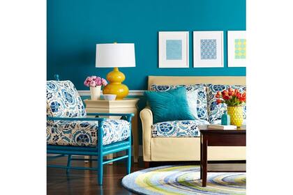 Hasta el sillón más simple puede convertirse en la estrella de un living si se elige una linda y vibrante tela para retapizarlo. Foto: bhg.com