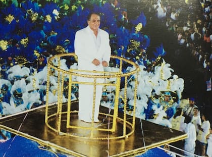 Hasta fue el tema principal de una escola do zamba, que lo tomó como figura e historia