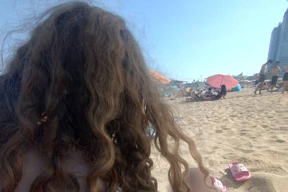 Hasta hoy, a Nati le sigue pareciendo surrealista tomar el colectivo junto a su hija y bajar a una playa con barcitos, guardavidas y baños bien cuidados.