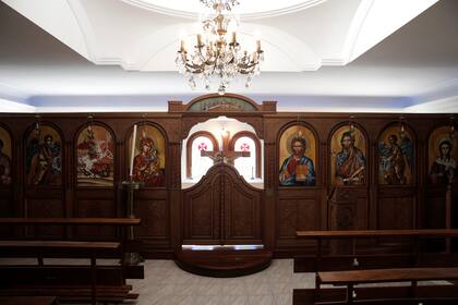 Hasta la consagración de la capilla, los griegos radicados en Mar del Plata contaban con una pequeña capilla de campaña para oficiar misas, bautismos y casamientos bajo el rito ortodoxo.