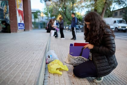 Hasta la puerta de la escuela con los útiles escolares en una bolsa, los alumnos deben ingresar en los establecimientos con los elementos visibles