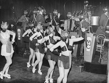 Hasta las bailarinas de cabaret en Londres llevaban máscaras de gas.