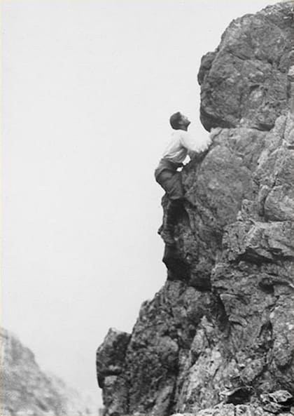 "Hasta lo alto" fue lo que escribió Pier Giorgio Frassati en el reverso de esta fotografía. (Foto: Facebook)