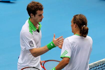 El ucraniano Alexandr Dolgopolov saludando a Andy Murray. 