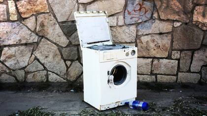 Hasta los lavarropas se descartan en la vereda