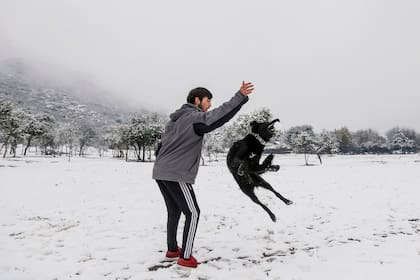 Hasta los perros juegan con la nieve en el Valle de Calamuchita, Villa General Belgrano, Córdoba