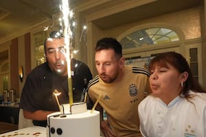 Hasta Messi no sabe qué cara poner cuando el cantan el feliz cumpleaños