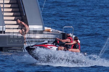 Hasta pisar tierra firme, Juana y Ámbar se dedican a leer, toman baños de mar y reponen fuerzas para lo que se viene. Pero, sobre todo, disfrutan de largas charlas de madre e hija