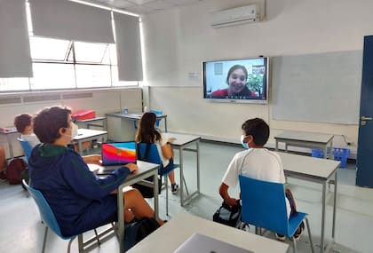 Hasta que el decreto presidencial, al que adhirió la Provincia, suspendió las clases presenciales, en las escuelas bonaerenses trabajaban con burbujas y aulas híbridas