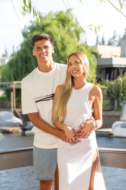 “Hasta que la conocí a Flor, nunca había estado de novio. En casa ya era el tío copado y solterón. Con ella fue distinto, sentí algo que nunca antes había sentido”, confiesa.