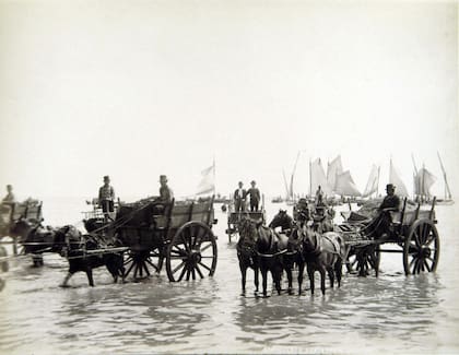 Hasta que se concretaron los trabajos del puerto, a finales del siglo XIX, los pasajeros y las mercaderías desembarcaban en carretones en el río.