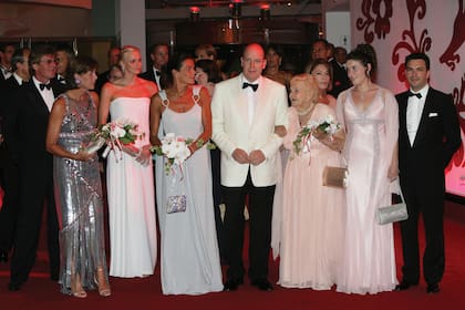 Hasta sus últimos días, su presencia fue en el Baile de la Cruz Roja. La foto, de 2007, junto al príncipe Ernst y la princesa Carolina de Hanover, Charlene Wittstock (por entonces prometida del príncipe Alberto), la princesa Estefanía, su sobrino el príncipe Alberto II de Mónaco, su hija mayor Elizabeth-Ann de Massy y sus nietos Melanie de Massy y Jean-Leonard Taubert-Natta de Massy