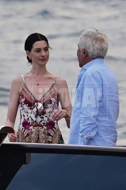Hathaway saluda a uno de sus anfitriones, Giancarlo Giammetti, ex pareja y socio fundador de la firma Valentino. A pesar de que llevan años separados, su amistad con el diseñador es inquebrantable.