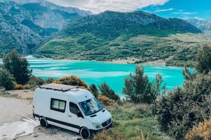 Hatti Webster sube a su cuenta de Instagram imágenes de sus viajes y de los deslumbrantes paisajes que visita con su caravana