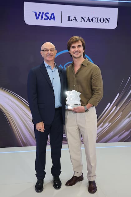 Hatum entregó el reconocimiento a Pablo Kruls uno de los fundadores de Motivia