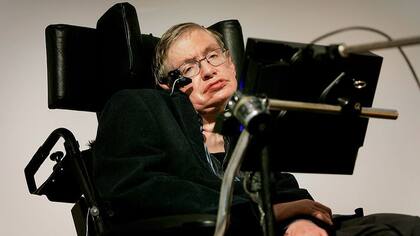 Hawking destacó el hecho de que los agujeros negros se comportan de una manera que enfrenta a dos teorías fundamentales