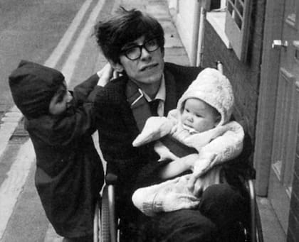 Hawking junto a sus hijos Lucy y Robert