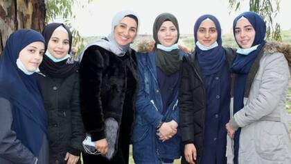 Hawraa trabaja una tarde por semana en una escuela para refugiados sirios