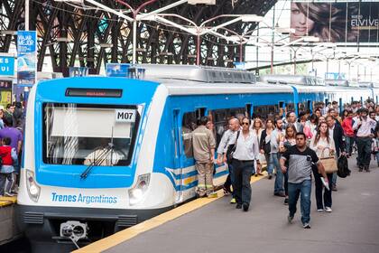 El tren San Martín y el ferrocarril Mitre operan con servicio reducido en este día donde también hay paro de colectivos 