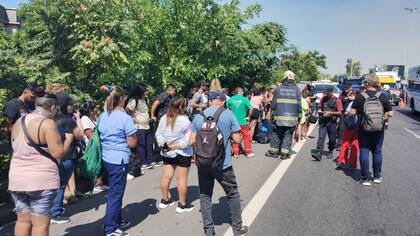 Hay 37 personas que esperan para descender de la autopista