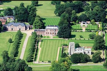 Dalham Hall, la impresionante mansión familiar del emir, en Newmarket, Suffolk, donde se cree que la princesa se encontraba con su escolta, Russell Flowers.