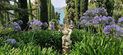 Hay 400 árboles (cipreses del Himalaya, pinos blancos, naranjos, castaños, alcornoques), por donde suben y bajan ardillas.