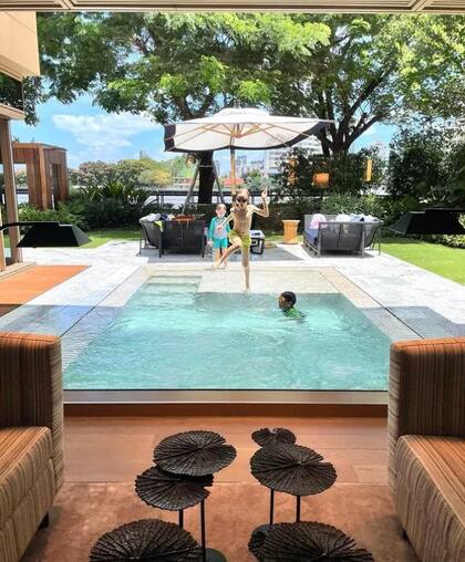 Hay 7 villas a orillas del río con piscina de inmersión con jacuzzi