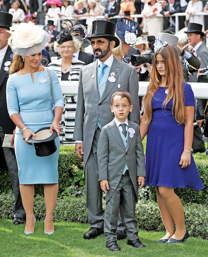 Mohammed bin Rashid y sus hijos, Zayed (de 7 años), y Al Jalila (de 11), en Ascot.