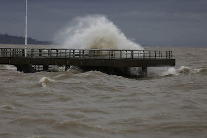Grandes olas en la zona de Costanera Norte