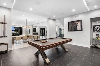 Hay áreas sociales como este playroom para jugar al pool