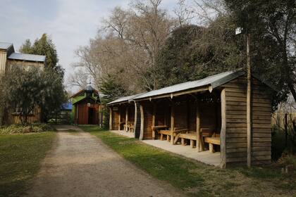 Hay bancos para los peregrinos y una casita que sirve de hospedaje