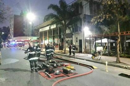 Hay bomberos en el lugar trabajando para apagar el incendio