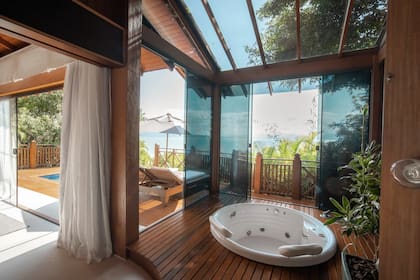 Hay bungalós con jacuzzi.