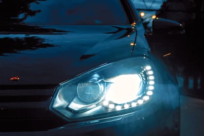 Hay ciertas luces de los autos que pueden provocar siniestros