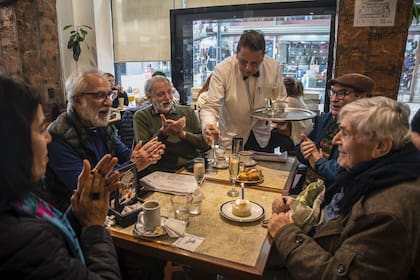 "Hay clientes que vienen a almorzar todos los días desde que se inauguró, en 1962", asegura Javier Fernández