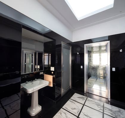 Hay cuatro baño, de importantes dimensiones, en el primer piso