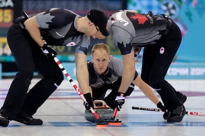 Hay cuatro integrantes en cada equipo en el curling