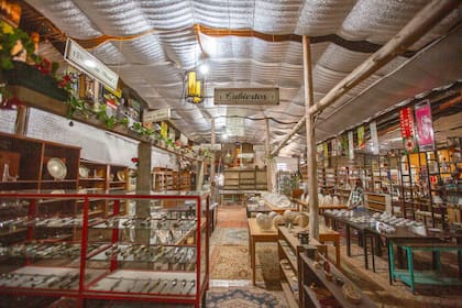 Hay cubiertos y platería, pero también una interesante colección de alfombras.