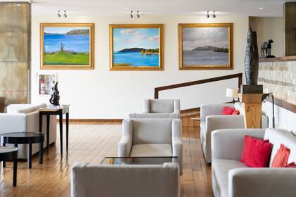 Hay decenas de pinturas y esculturas en las zonas públicas del hotel, como el restaurante, el living y el bar