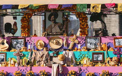Hay diferentes tipos de altares para el Día de Muertos (Unsplash)