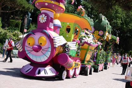 Hay dispensadores de alcohol en gel distribuidos a lo largo del parque