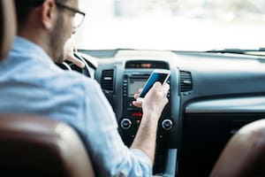 La mejor forma de escuchar música en el auto con tu celular