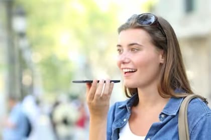 Hay distintas maneras de transcribir los mensajes de audio a texto en WhatsApp, ya sea con aplicaciones externas o dentro de la plataforma de Meta