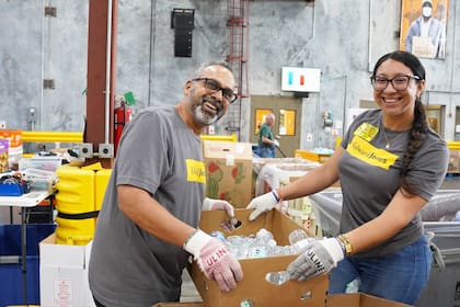 Hay diversas organizaciones que dan alimentos gratis (FB FeedingFlorida)