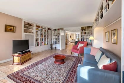 Hay diversos ambientes amplios para recibir a los hijos y nietos de los actuales dueños que tienen la casa en venta